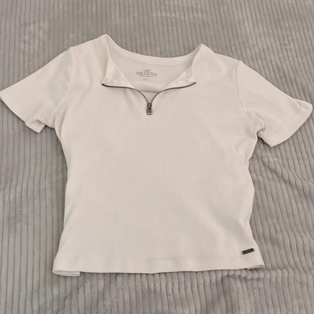 Cute white tight crop top from Hollister size medium!